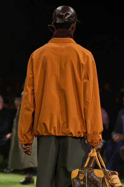Look 150